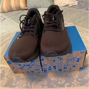 Brooks tennis shoes. Unisex size 10.5 for men. Size 11 for women.